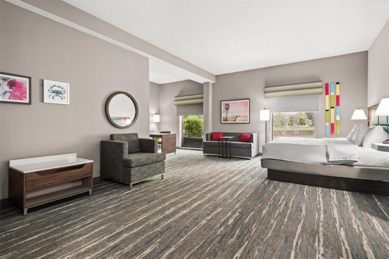 King Suite - Non-Smoking at Hampton Inn Elkton