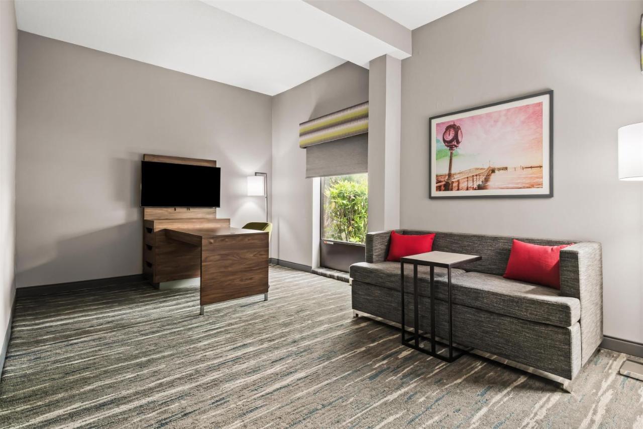King Suite - Non-Smoking at Hampton Inn Elkton
