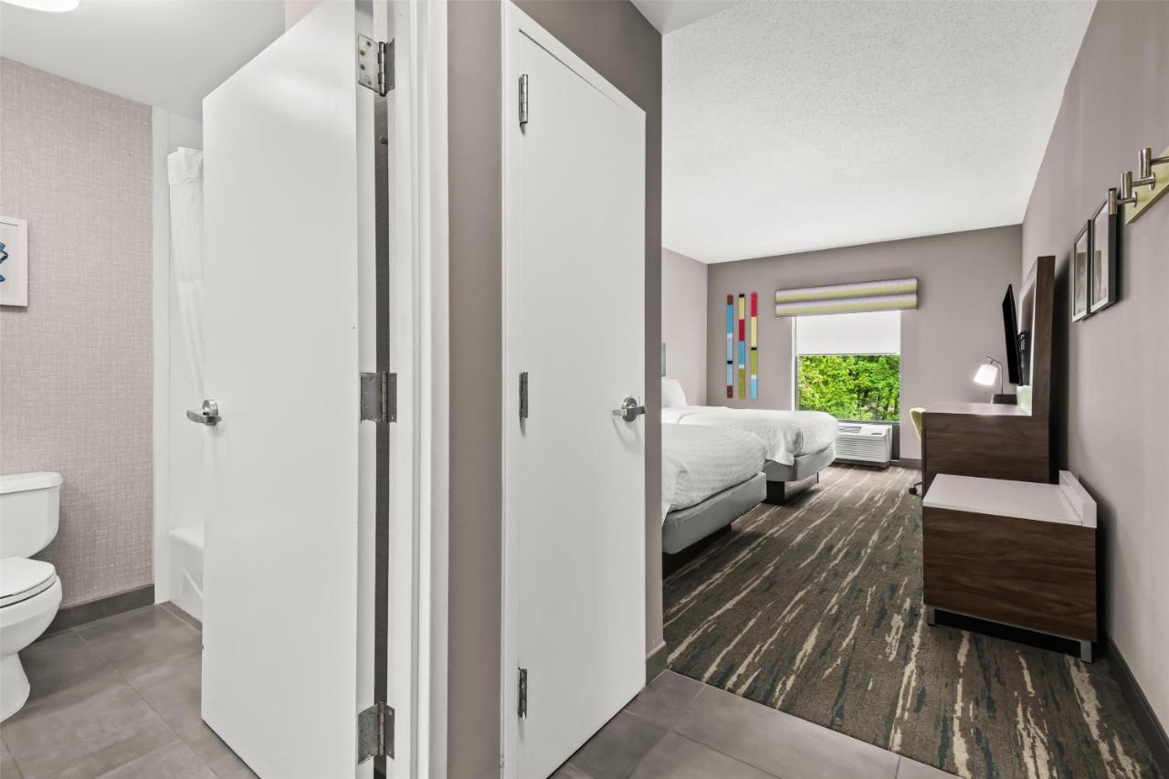 Queen Room - Non-Smoking at Hampton Inn Elkton