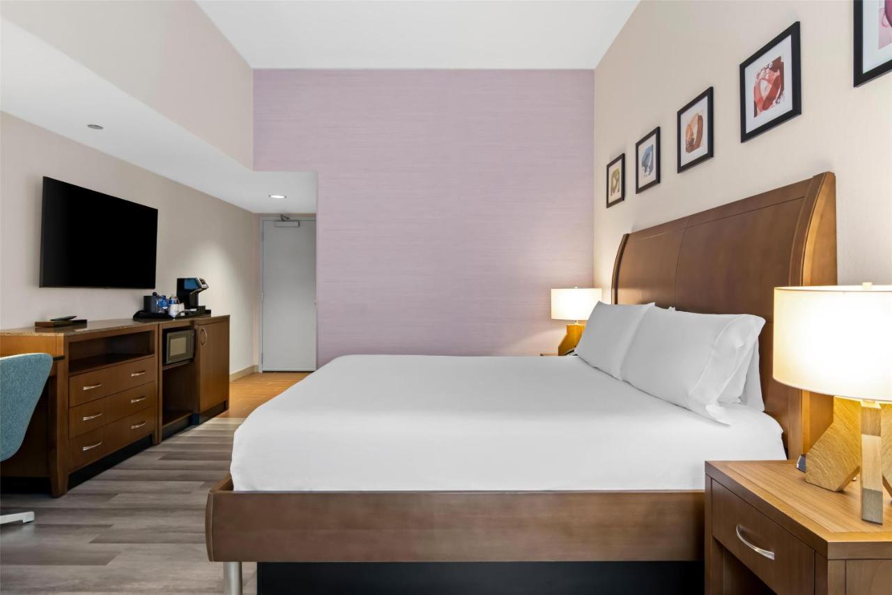 King Room with Partial River View at Hilton Garden Inn Chicago Downtown Riverwalk