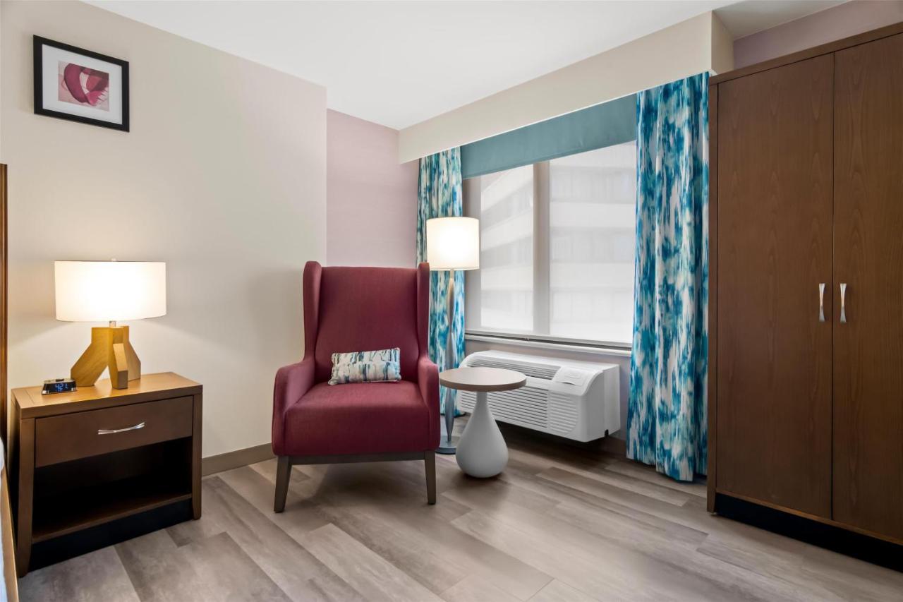 King Room with Roll-In Shower - Mobility Access at Hilton Garden Inn Chicago Downtown Riverwalk