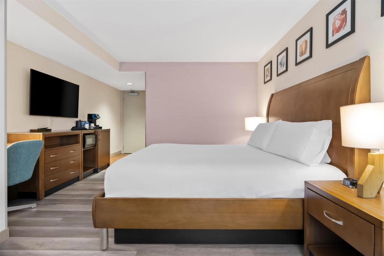 King Room with Roll-In Shower - Mobility Access at Hilton Garden Inn Chicago Downtown Riverwalk