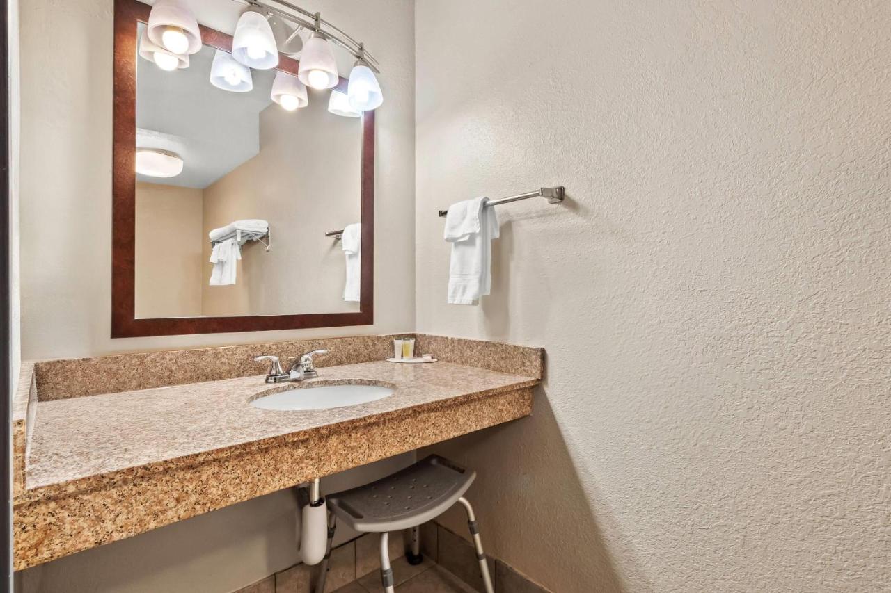 Queen Room with Two Queen Beds - Mobility Access/Non-Smoking at Days Inn by Wyndham Whitmore Lake/Ann Arbor/Brighton