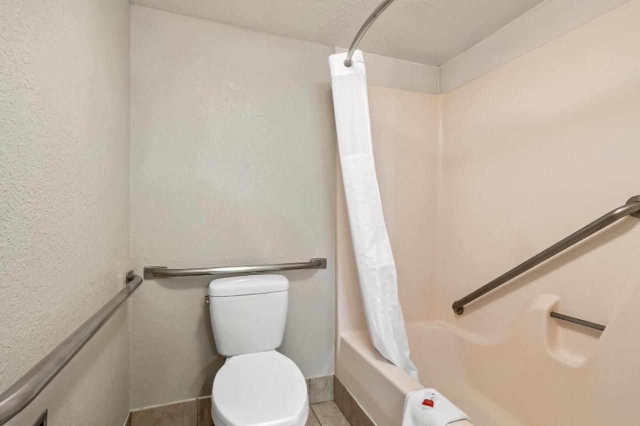 King Room - Mobility Access/Non-Smoking at Days Inn by Wyndham Whitmore Lake/Ann Arbor/Brighton