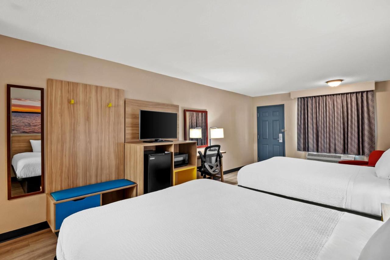 Queen Room with Two Queen Beds - Non-Smoking at Days Inn by Wyndham Whitmore Lake/Ann Arbor/Brighton