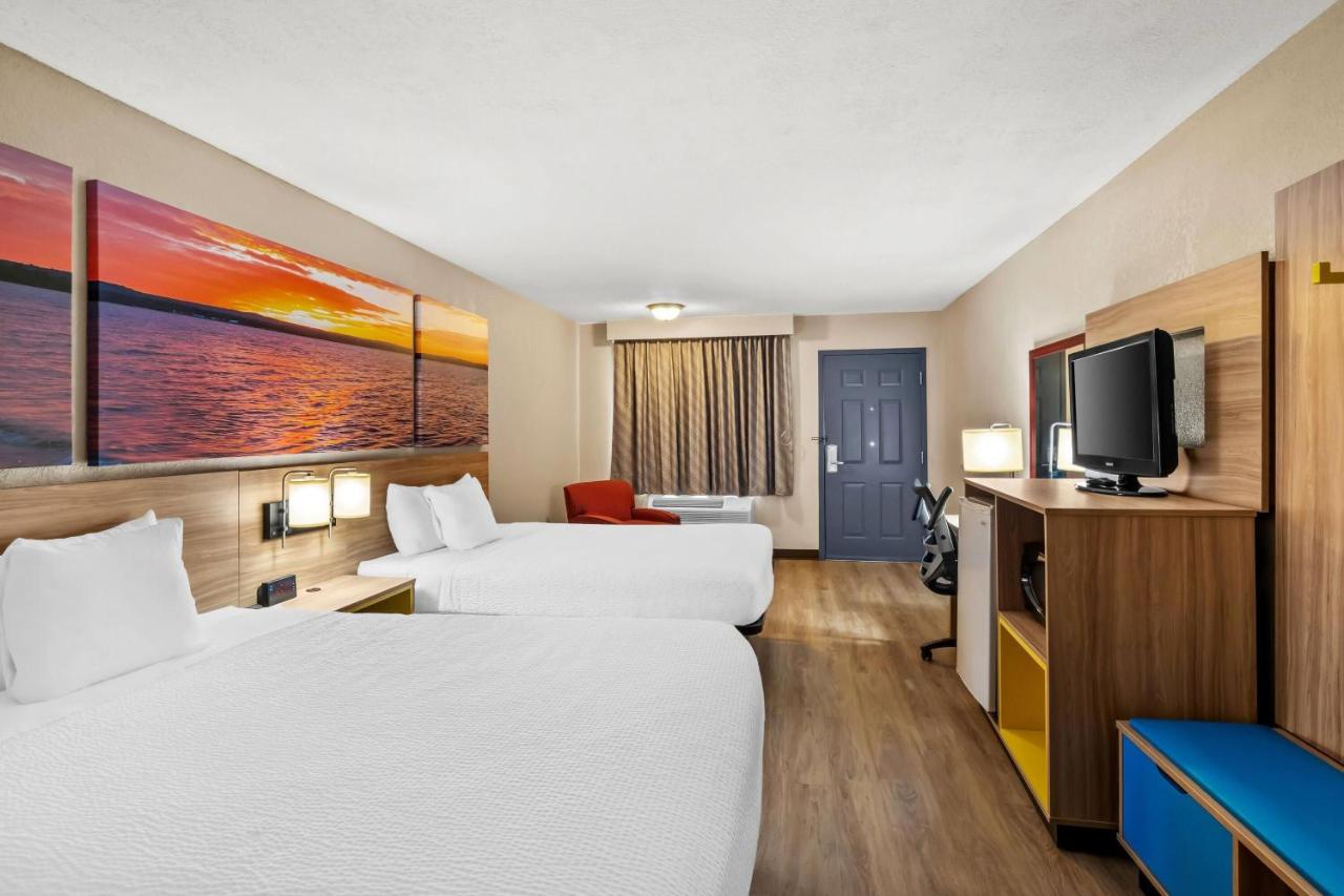 Queen Room with Two Queen Beds - Mobility Access/Non-Smoking at Days Inn by Wyndham Whitmore Lake/Ann Arbor/Brighton