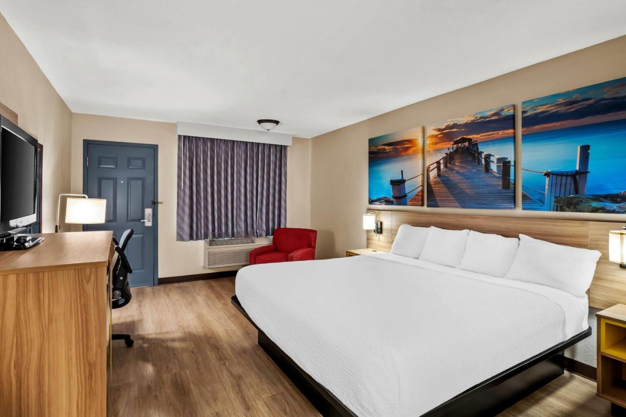 King Room - Non-Smoking at Days Inn by Wyndham Whitmore Lake/Ann Arbor/Brighton