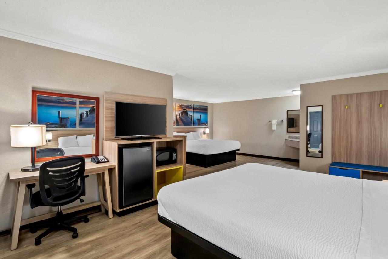 Studio Suite with Two King Beds - Non-Smoking at Days Inn by Wyndham Whitmore Lake/Ann Arbor/Brighton