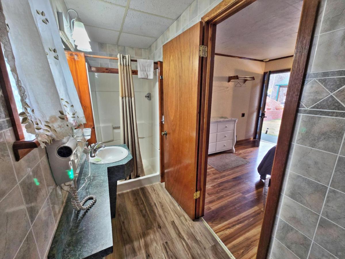  | Cedar Wood Inn