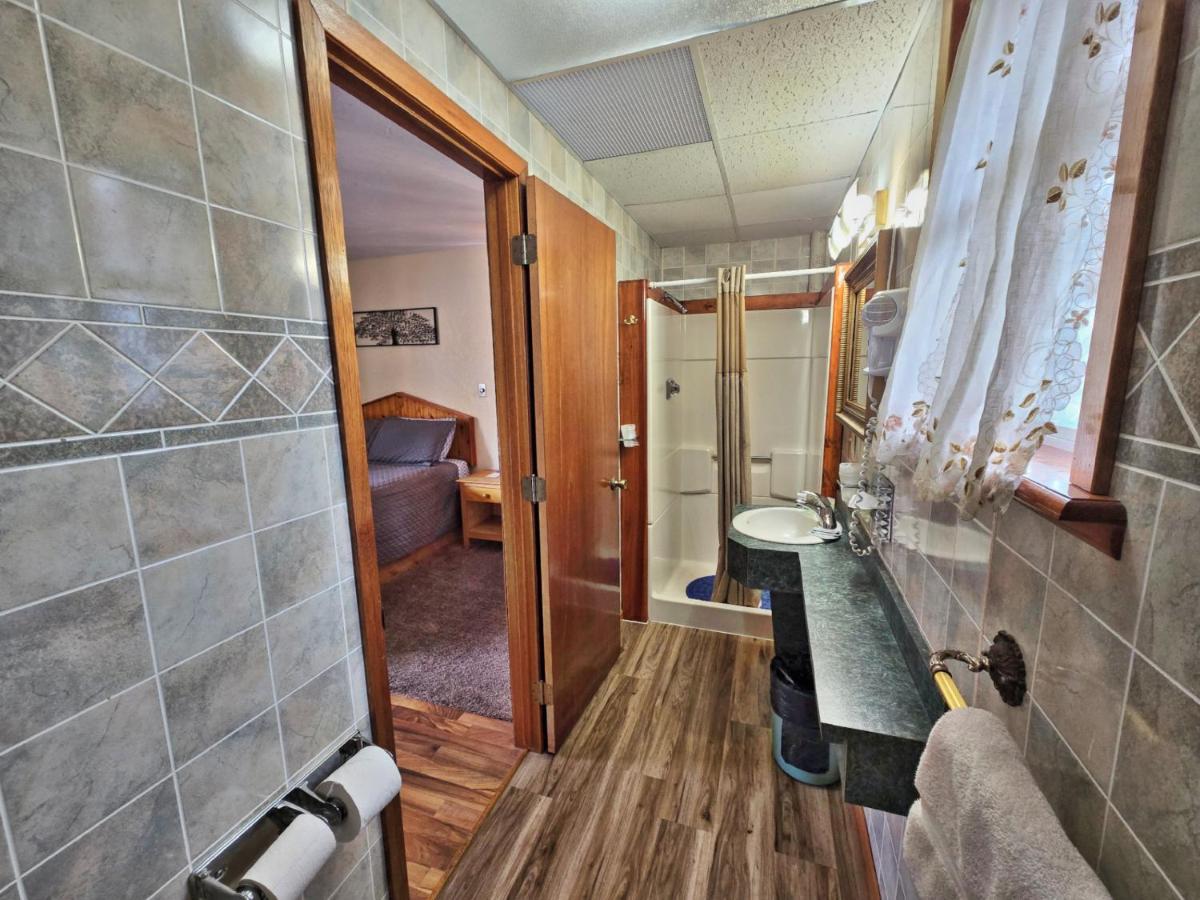  | Cedar Wood Inn
