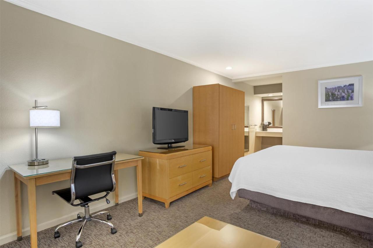 King Room with Roll In Shower-Disabilty Access at Best Western Plus Dixon Davis