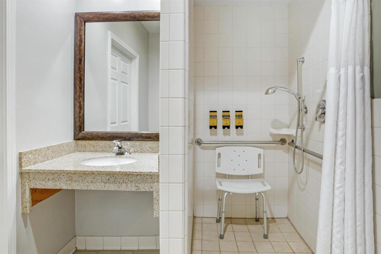Queen Suite - Disability Access/Non-Smoking at Best Western Plus Dixon Davis