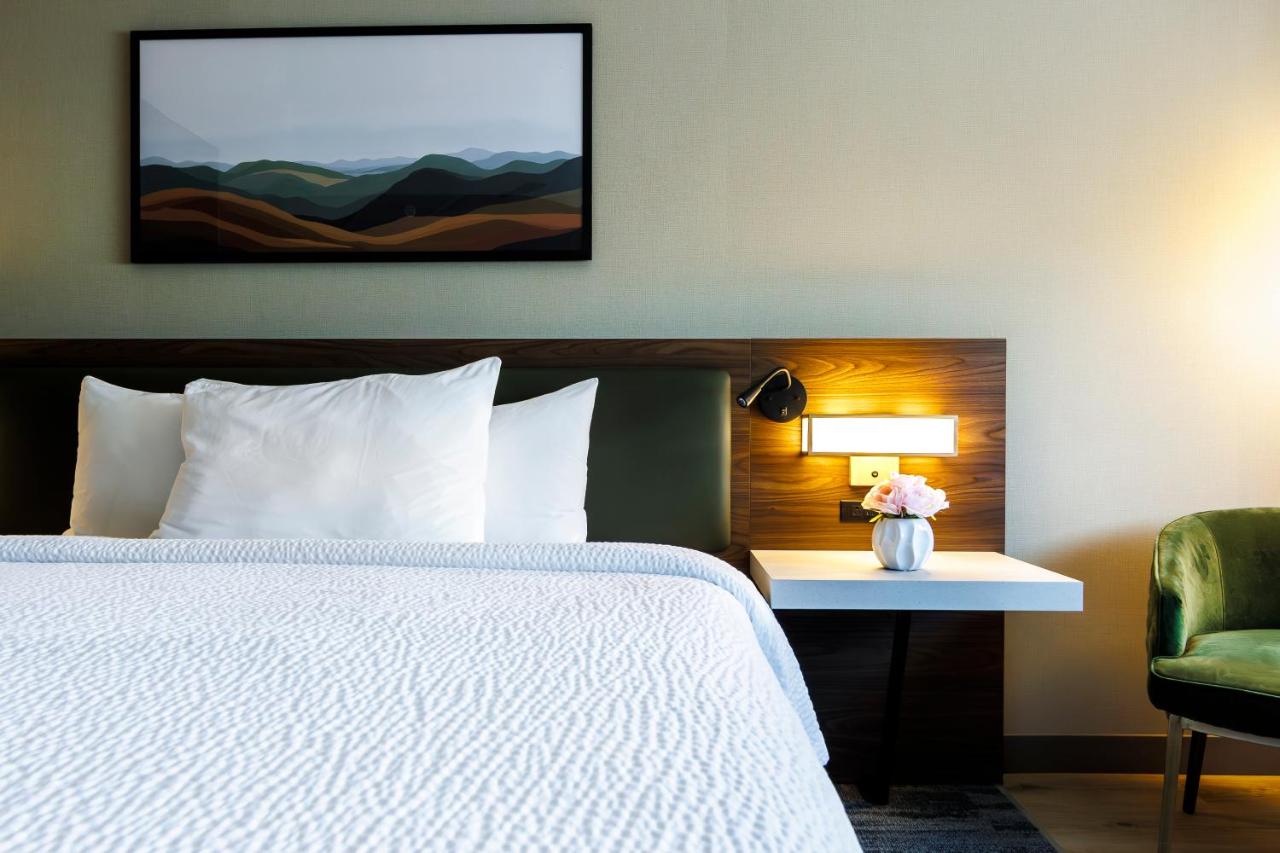 | Monarch Hotel & Conference Center