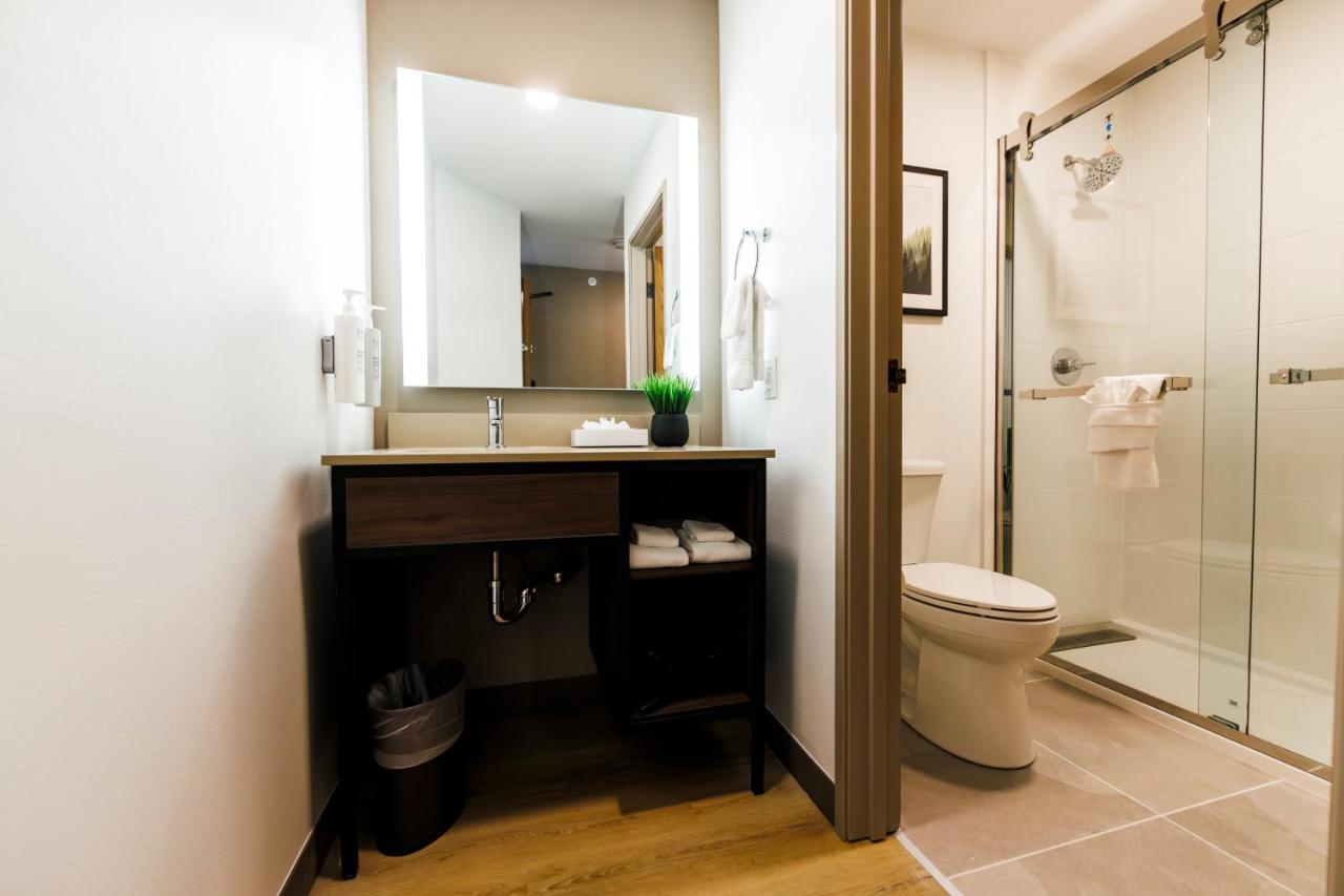 | Monarch Hotel & Conference Center