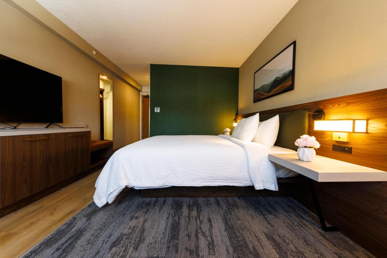 | Monarch Hotel & Conference Center