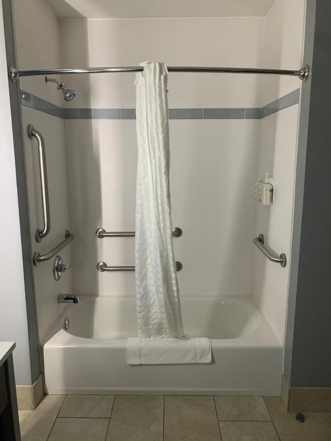 1 King Bed, Mobility Accessible Superior Room, Non-Smoking at La Quinta Inn & Suites by Wyndham Louisville NE/Old Henry Rd