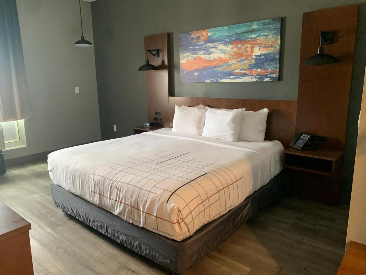 King Room - Non-Smoking at La Quinta Inn & Suites by Wyndham Louisville NE/Old Henry Rd