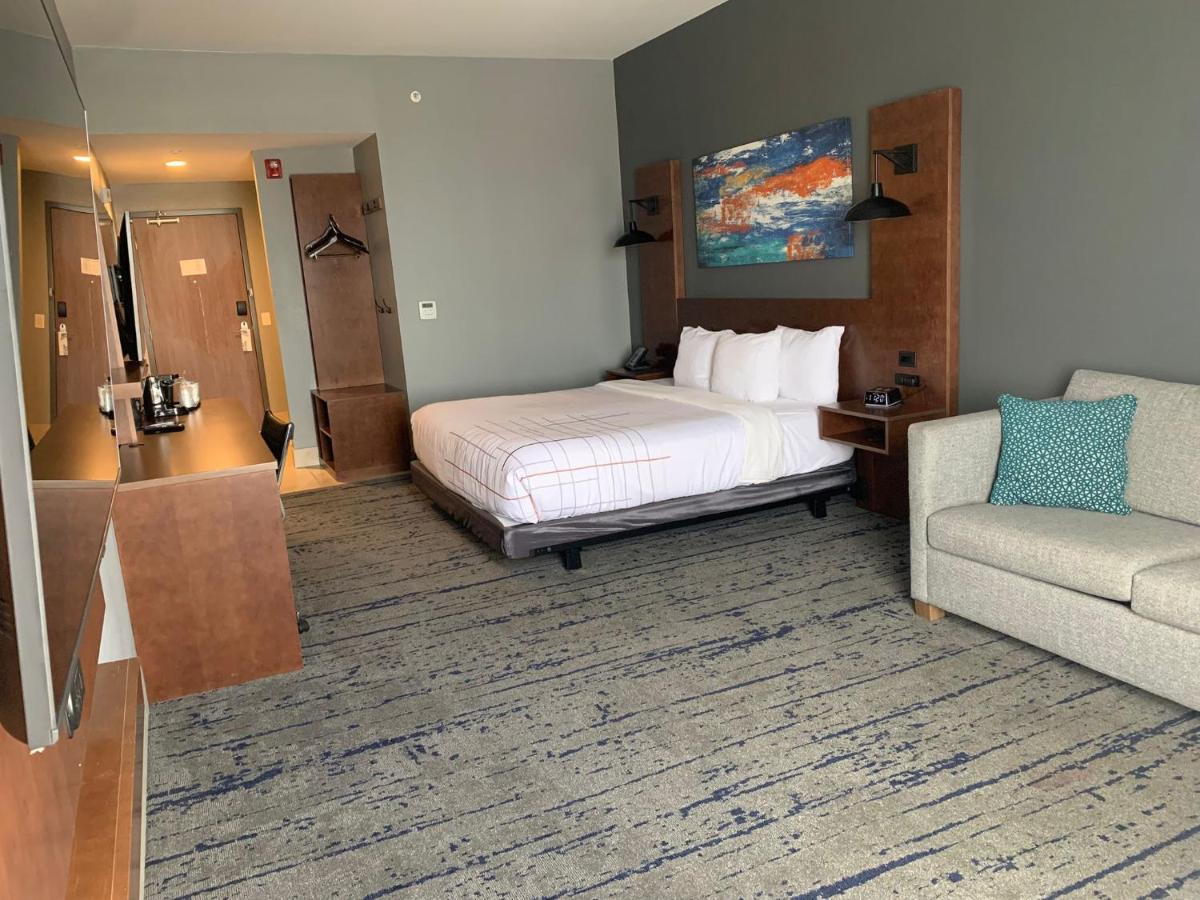 1 King Bed, Mobility Accessible Superior Room, Non-Smoking at La Quinta Inn & Suites by Wyndham Louisville NE/Old Henry Rd