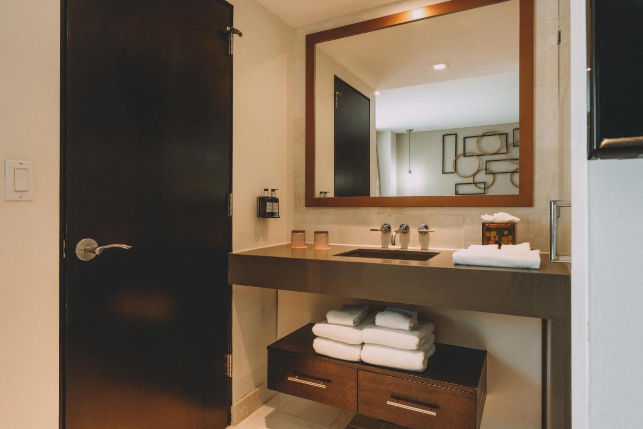 Standard Queen Room at Iberostar Waves Berkeley Shore
