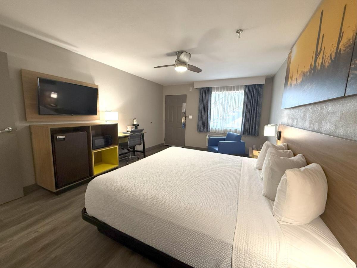 King Room - Mobility Access/Non-Smoking - Non Pet Friendly at Days Inn by Wyndham Yuma