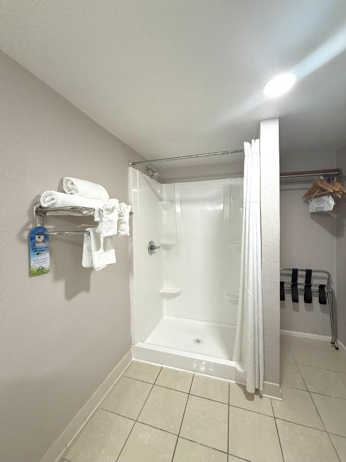 Deluxe King with Walk-In Shower - Non Pet Friendly at Days Inn by Wyndham Yuma