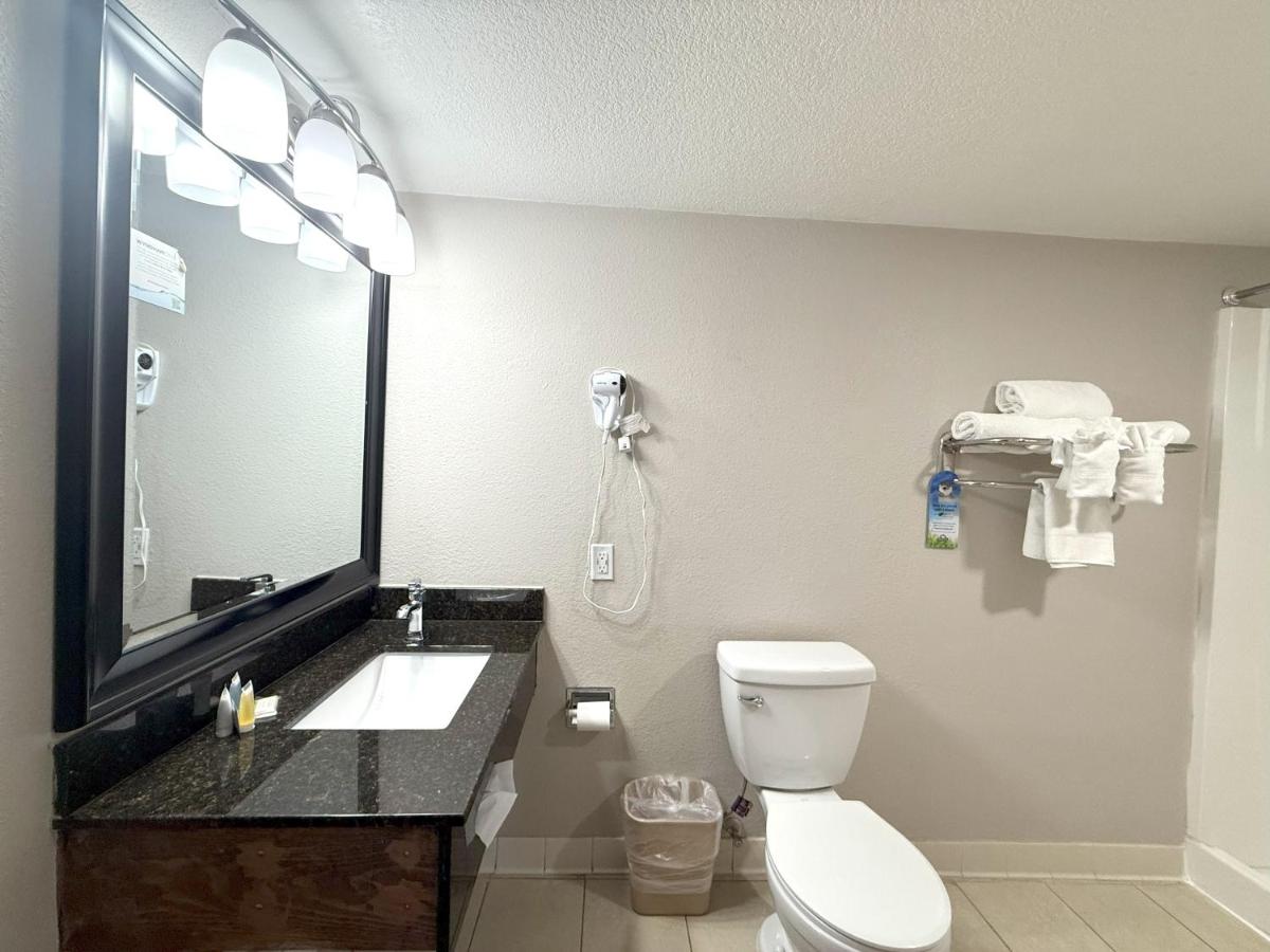 Deluxe King with Walk-In Shower - Non Pet Friendly at Days Inn by Wyndham Yuma