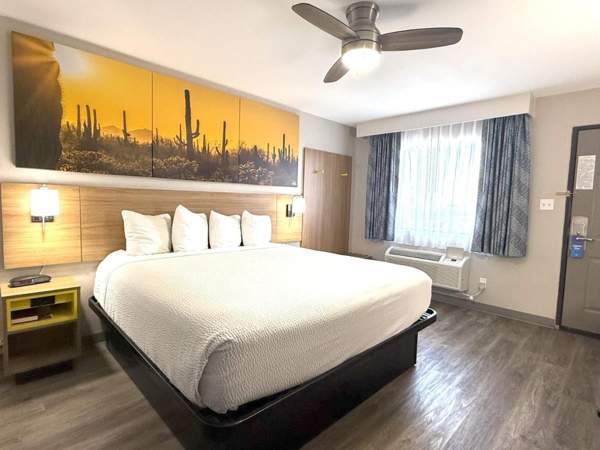 Deluxe King with Walk-In Shower - Non Pet Friendly at Days Inn by Wyndham Yuma