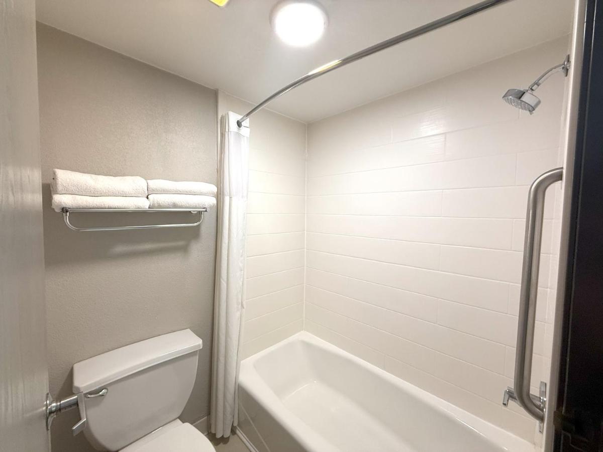 King Room - Non-Smoking - Non Pet Friendly at Days Inn by Wyndham Yuma