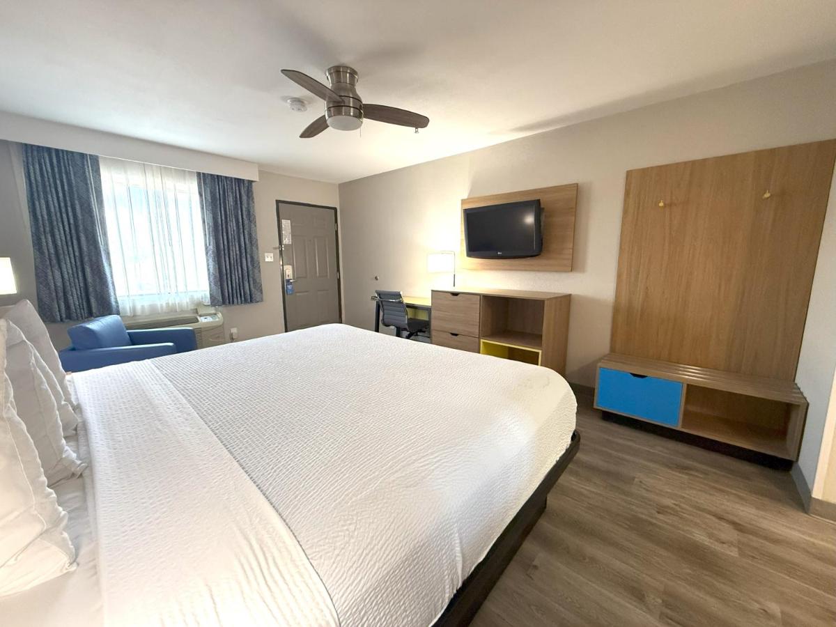 King Room - Non-Smoking - Non Pet Friendly at Days Inn by Wyndham Yuma