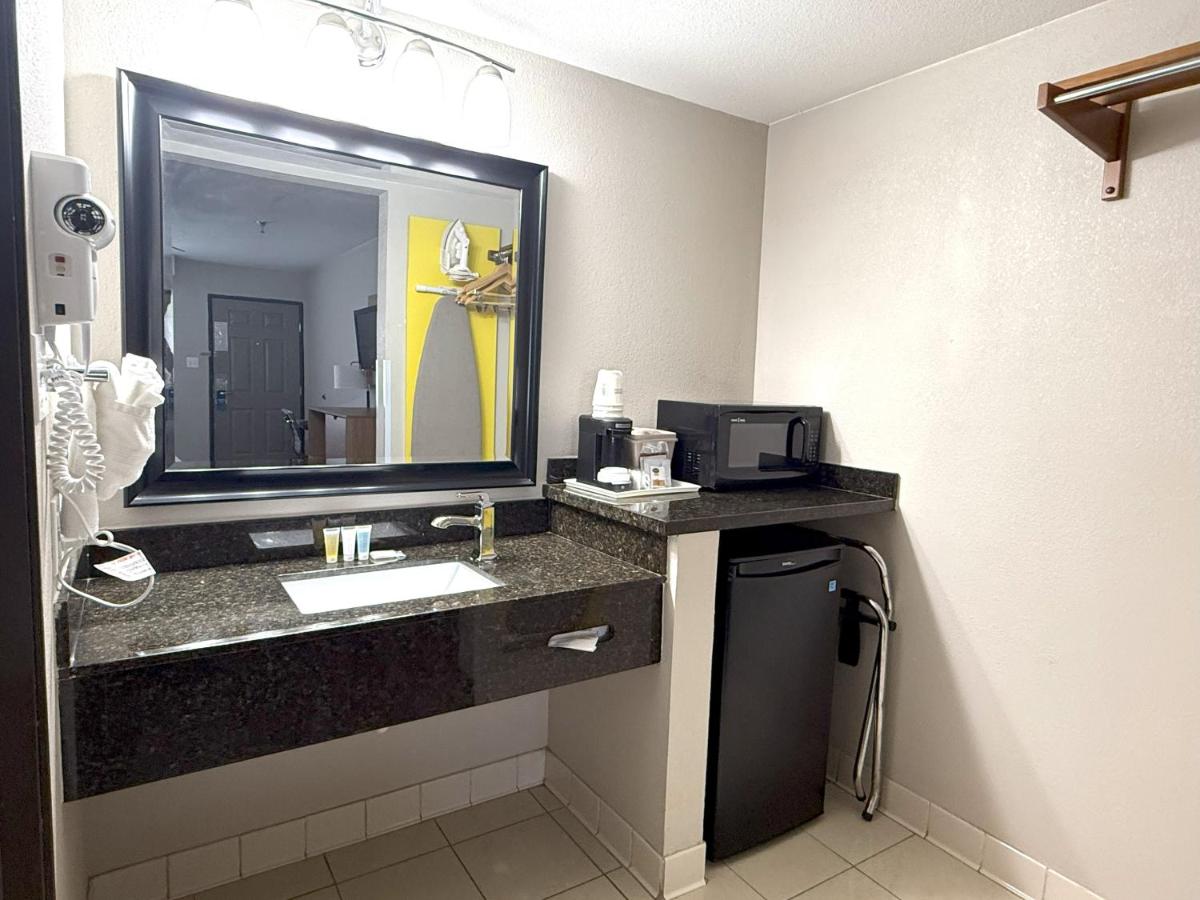 King Room - Non-Smoking - Non Pet Friendly at Days Inn by Wyndham Yuma