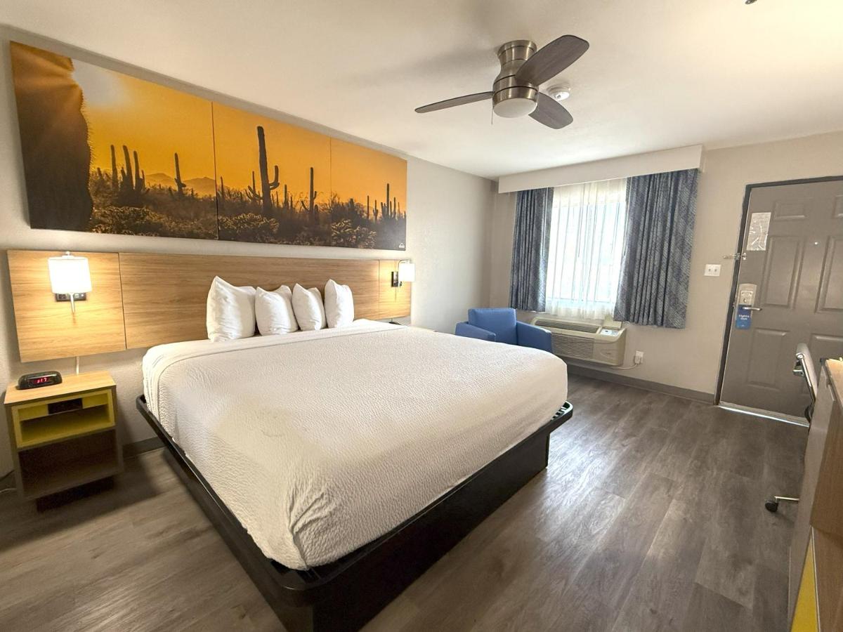 King Room - Non-Smoking - Non Pet Friendly at Days Inn by Wyndham Yuma