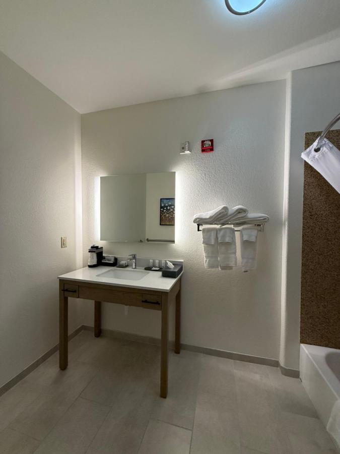 King Room - Mobility Access at La Quinta Inn & Suites by Wyndham Searcy