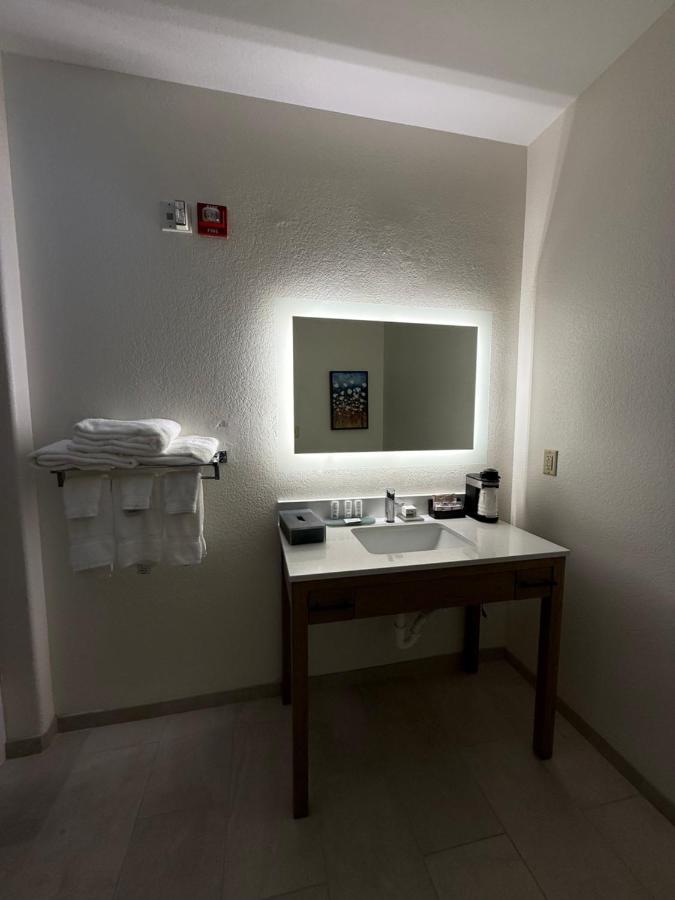Deluxe King Room with Mobility/Hearing Impaired Access - Non-Smoking at La Quinta Inn & Suites by Wyndham Searcy