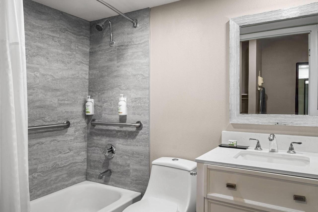 King Room - Mobility Access/Non-Smoking at Baymont by Wyndham Jefferson City