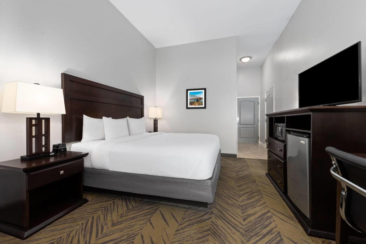 King Room with Roll-In Shower - Mobility/Hearing Accessible - Non-Smoking at La Quinta Inn & Suites by Wyndham-Brookshire-West Katy