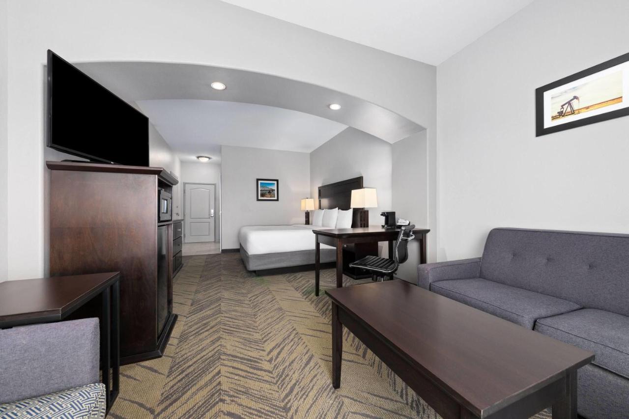 King Room with Roll-In Shower - Mobility/Hearing Accessible - Non-Smoking at La Quinta Inn & Suites by Wyndham-Brookshire-West Katy