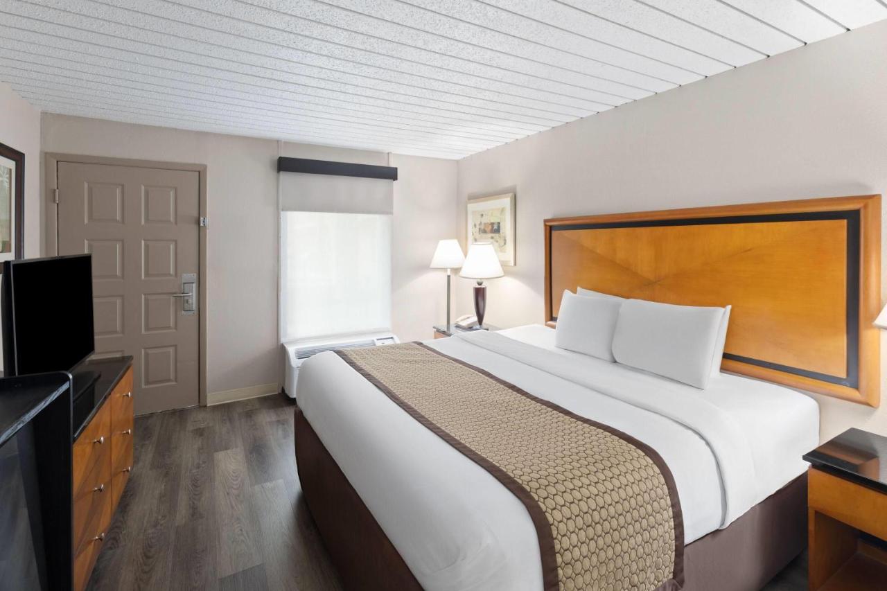King Room - Non-Smoking at Baymont by Wyndham Knoxville I-75