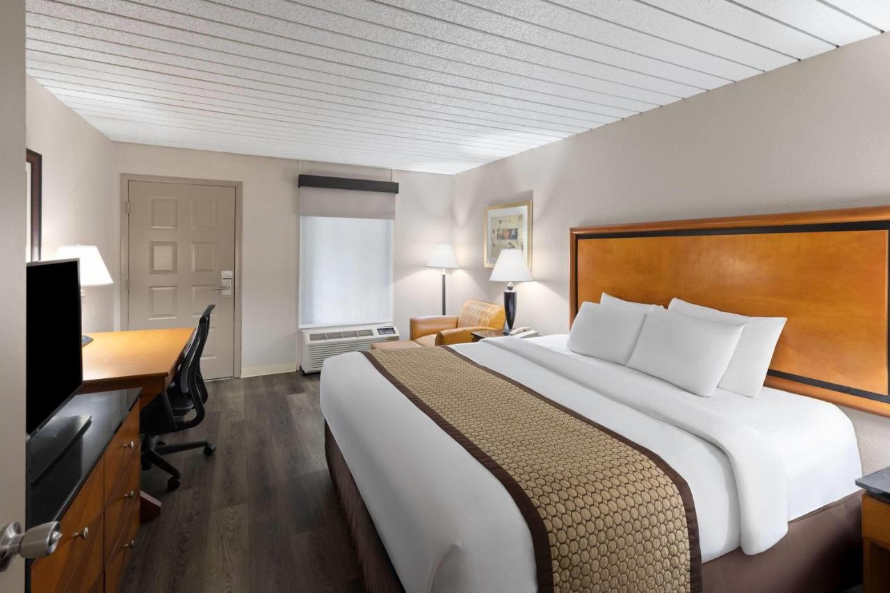 King Room - Mobility Access/Non-Smoking at Baymont by Wyndham Knoxville I-75