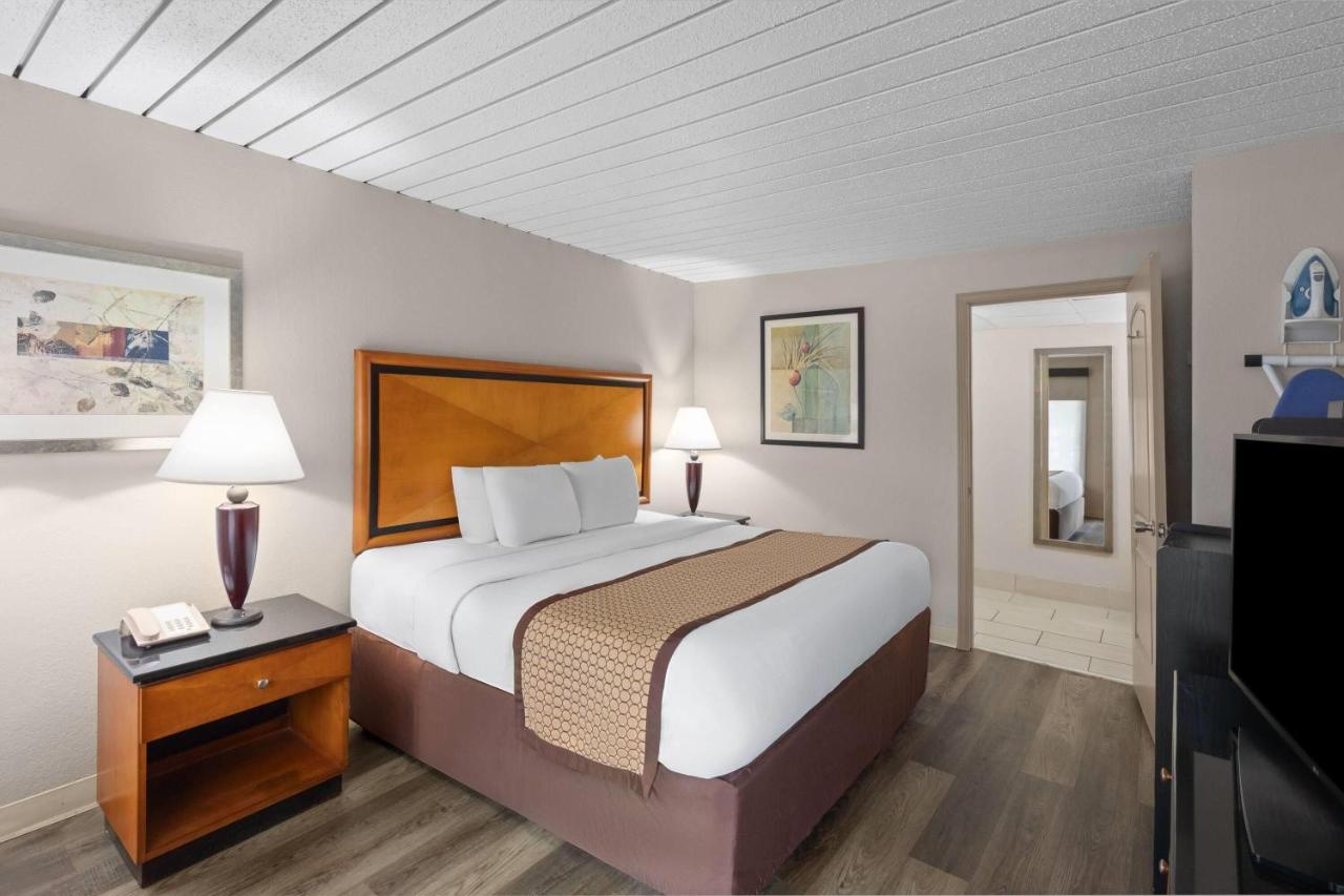 King Room - Non-Smoking at Baymont by Wyndham Knoxville I-75
