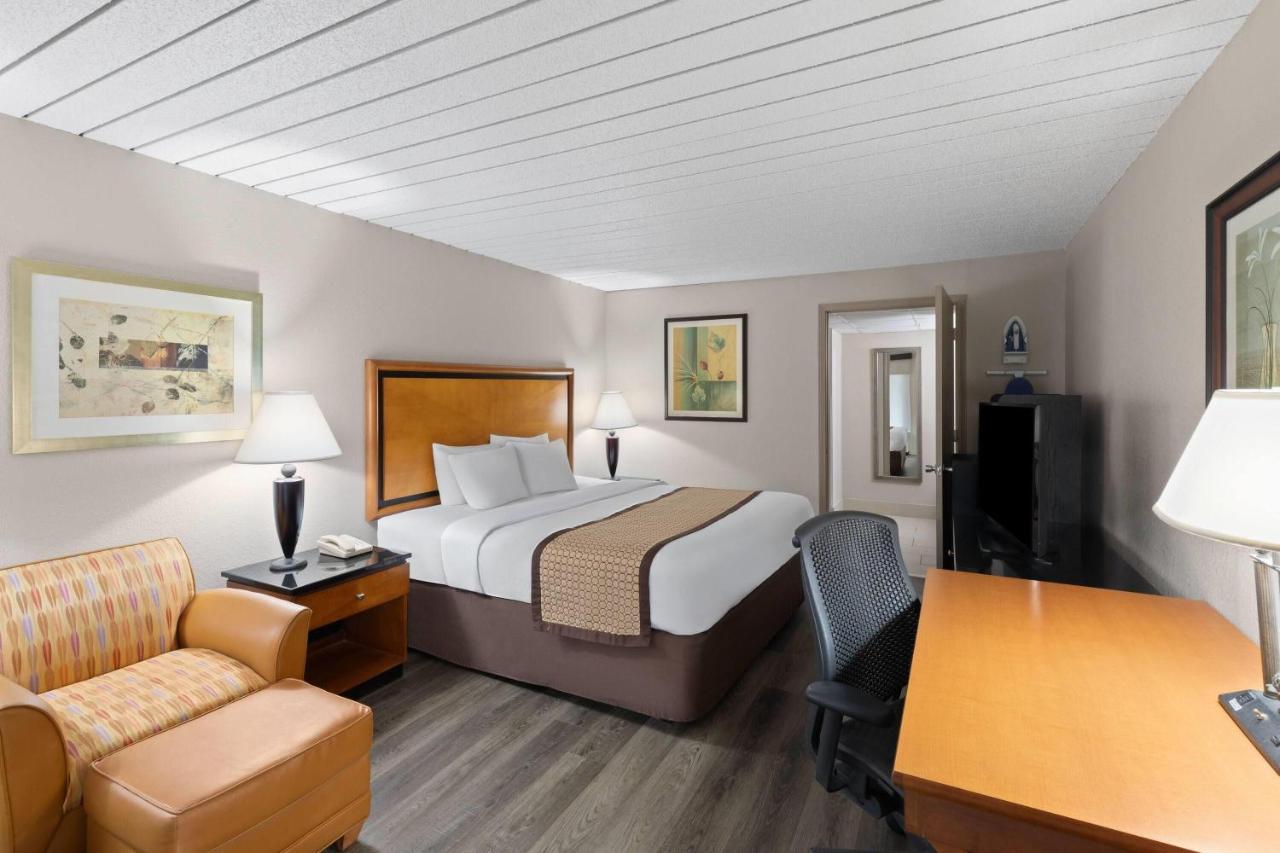 King Room - Mobility Access/Non-Smoking at Baymont by Wyndham Knoxville I-75