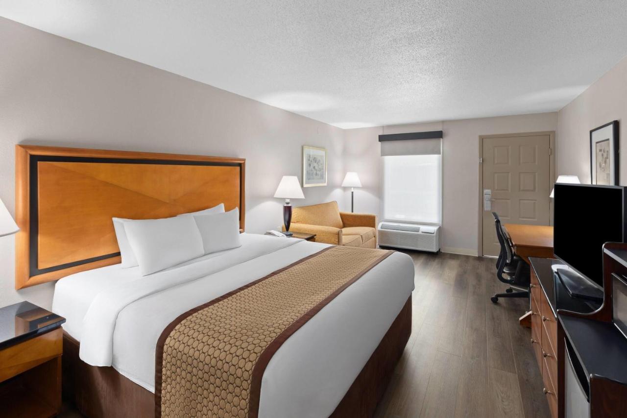 Deluxe King Room - Non-Smoking at Baymont by Wyndham Knoxville I-75