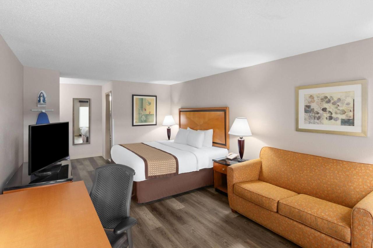 Deluxe King Room - Non-Smoking at Baymont by Wyndham Knoxville I-75
