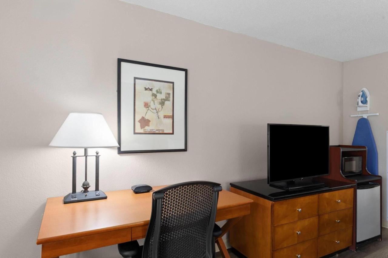 Deluxe King Room - Non-Smoking at Baymont by Wyndham Knoxville I-75