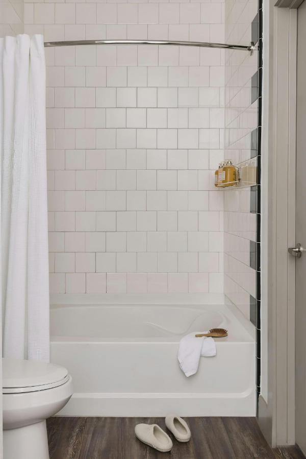 King Suite with Balcony at Sonder at East 5th