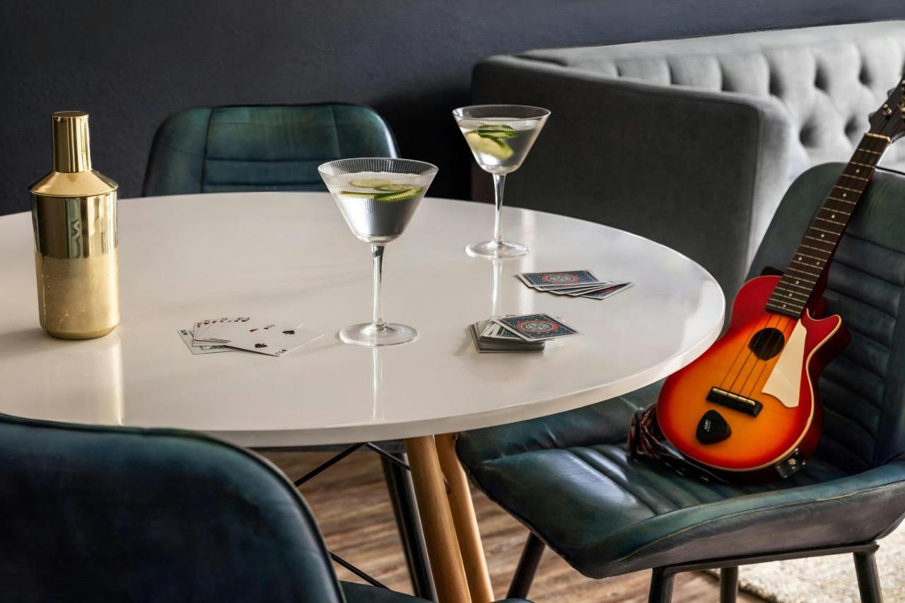 King Suite with Balcony at Sonder at East 5th