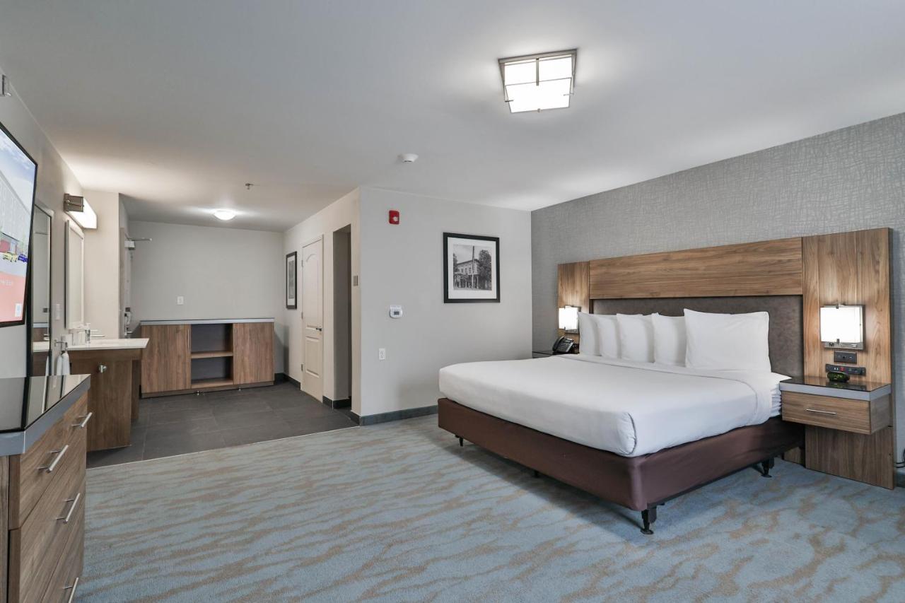 King Room with Shower - Accessible/Non-Smoking at The Penn Stroud, Stroudsburg - Poconos, an Ascend Collection Hotel