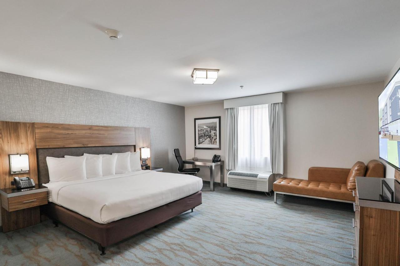 King Room with Shower - Accessible/Non-Smoking at The Penn Stroud, Stroudsburg - Poconos, an Ascend Collection Hotel