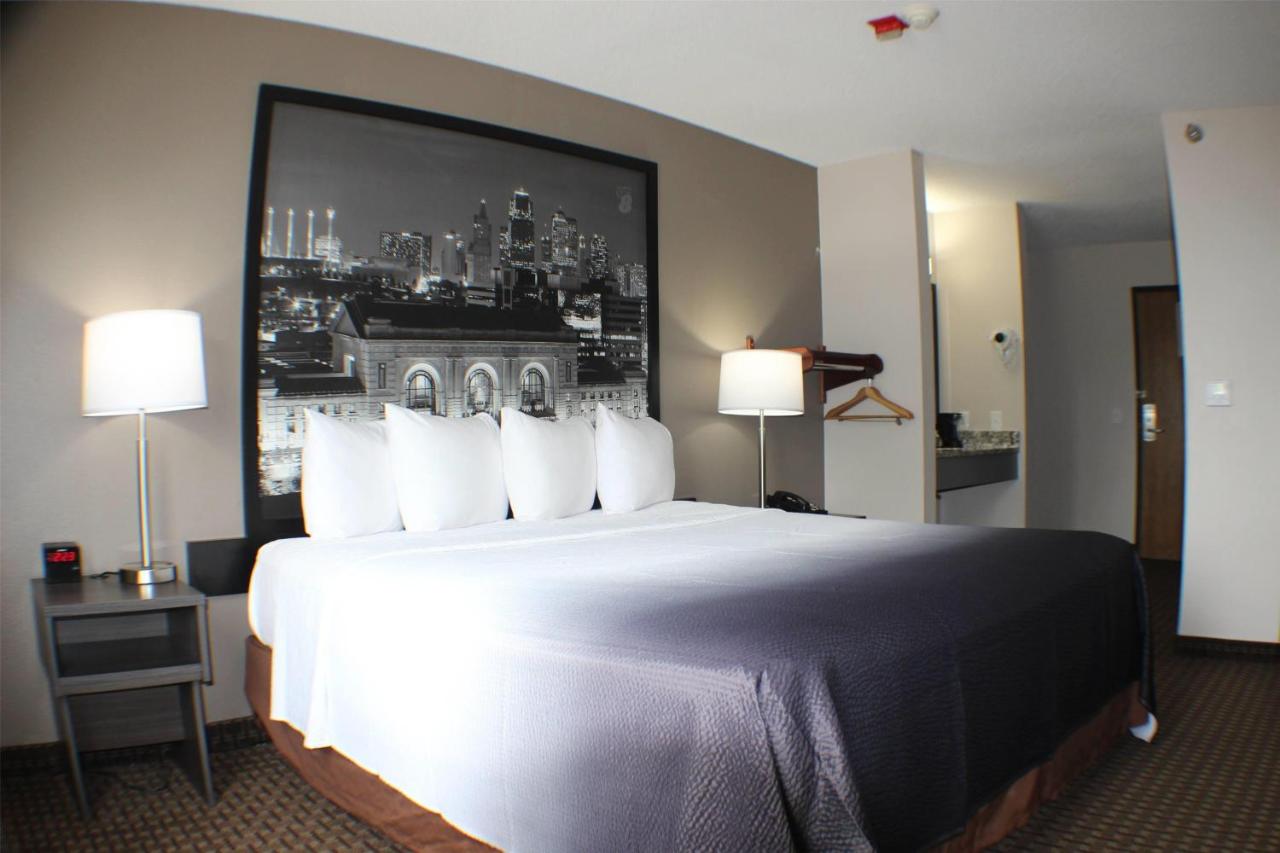 | Super 8 by Wyndham Gardner
