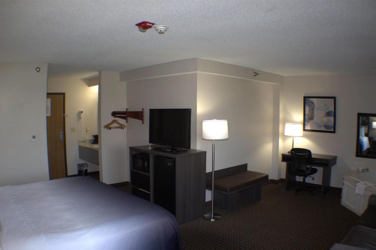 | Super 8 by Wyndham Gardner