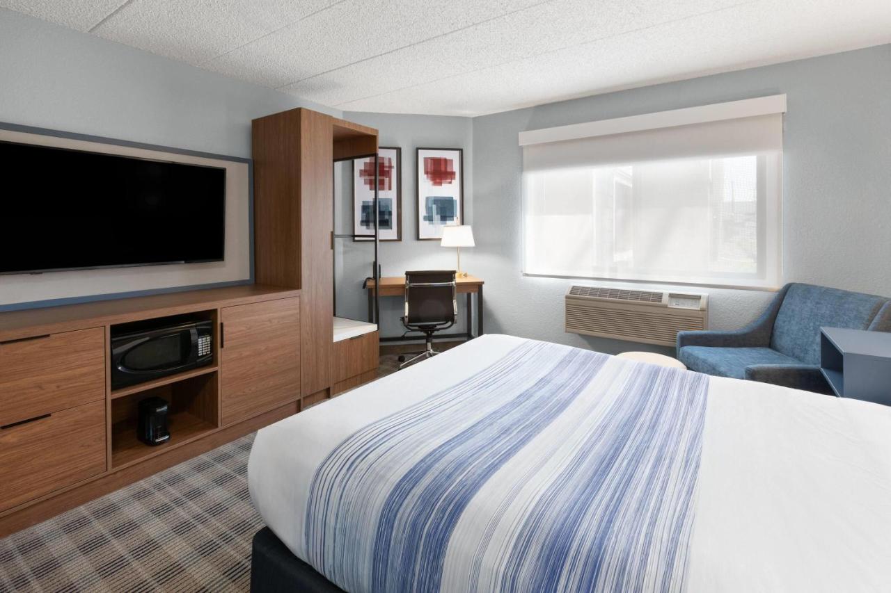 Queen Room - Mobility Access/Non-Smoking at AmericInn by Wyndham Chippewa Falls